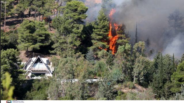 ΔΕΔΔΗΕ για φωτιές: Μην πλησιάζετε αγωγούς ή κολώνες που έχουν υποστεί ζημιές