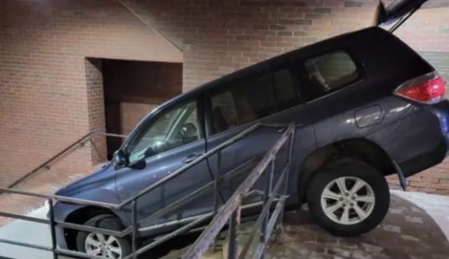 ΗΠΑ: Αυτοκίνητο μπήκε σε αστυνομικό τμήμα - 