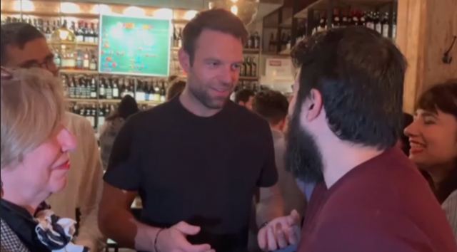 Μετά τη θύελλα στο Συνέδριο ο Κασσελάκης κάλεσε τους βουλευτές για ποτό