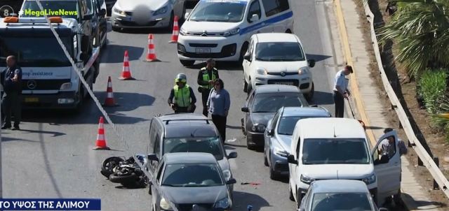 Μηχανή συγκρούστηκε με επτά αυτοκίνητα - Νεκρός ο οδηγός