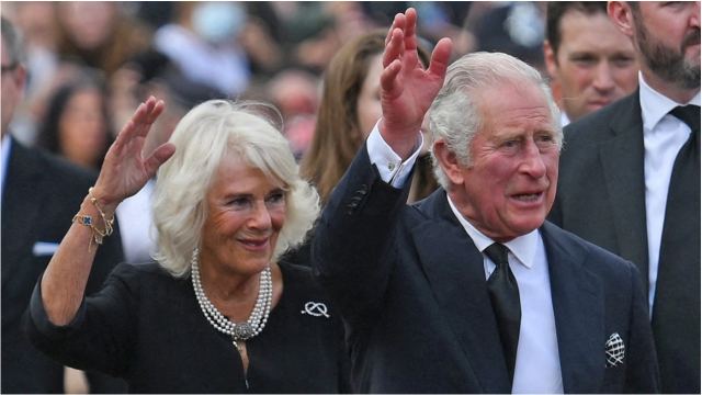 Ο κόσμος «αγκάλιασε» τον Κάρολο έξω από το Μπάκιγχαμ - Στο πλευρό του η Καμίλα