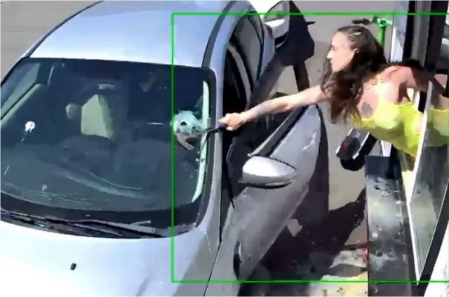 ΗΠΑ: Πελάτης πέταξε καφέ σε εργαζόμενη επειδή του φάνηκε ακριβός και εκείνη του έσπασε το παρμπρίζ με σφυρί