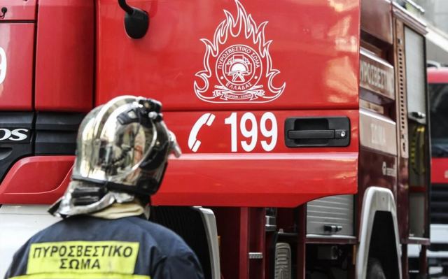 Φωτιά σε ρεματιά στο Μαρούσι – Επιχειρούν και δύο ελικόπτερα