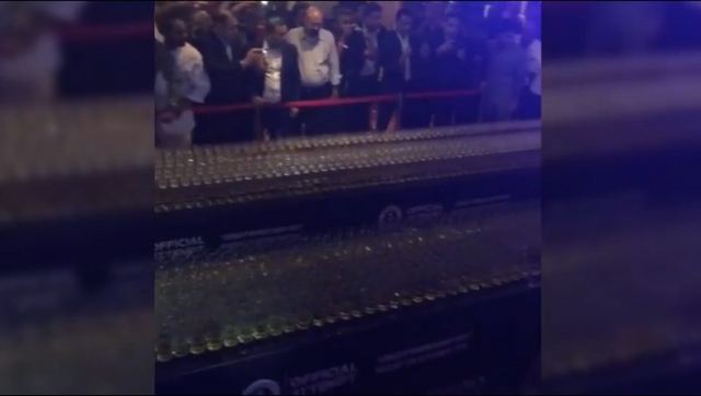 Εντυπωσιακό βίντεο: Ντόμινο με χιλιάδες σφηνοπότηρα για ρεκόρ Γκίνες