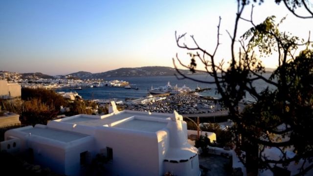 Επιχείρηση «σκούπα» της ΕΛ.ΑΣ. στη Μύκονο για μπράβους: «Ντου» σε 19 πολύ γνωστά μαγαζιά