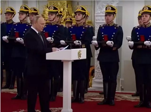 Ο Βλαντιμίρ Πούτιν τρέμει και λυγίζουν τα γόνατά του κατά τη διάρκεια ομιλίας