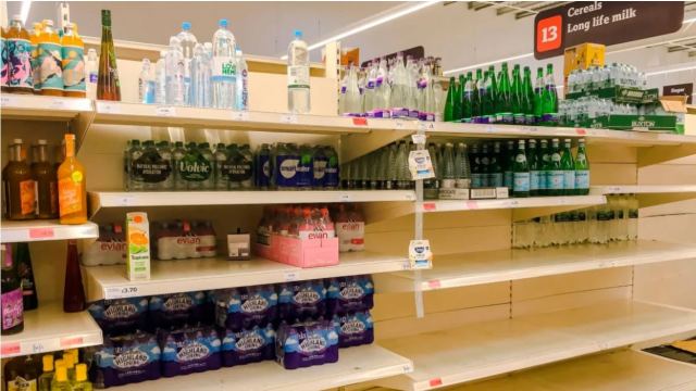Πανικός στη Βρετανία λόγω ξηρασίας: Άδεια τα ράφια των σούπερ μάρκετ με τα εμφιαλωμένα νερά