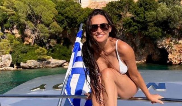 Demi Moore: Ποζάρει με μαγιό και απολαμβάνει τις τελευταίες βουτιές στις ελληνικές θάλασσες