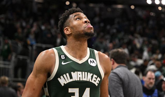 Ο Γιάννης Αντετοκούνμπο κορυφαίος ριμπάουντερ στην ιστορία των Μπακς