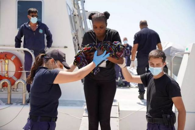 Λέσβος: Εικόνες με το βρέφος που γεννήθηκε σε ελληνική βραχονησίδα μετά από ένα πολύωρο θρίλερ μεσοπέλαγα