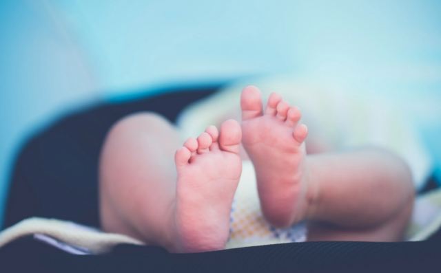 Θεσσαλονίκη: Νεκρό βρέφος 47 ημερών - Φέρεται να έπεσε από τα χέρια του πατέρα