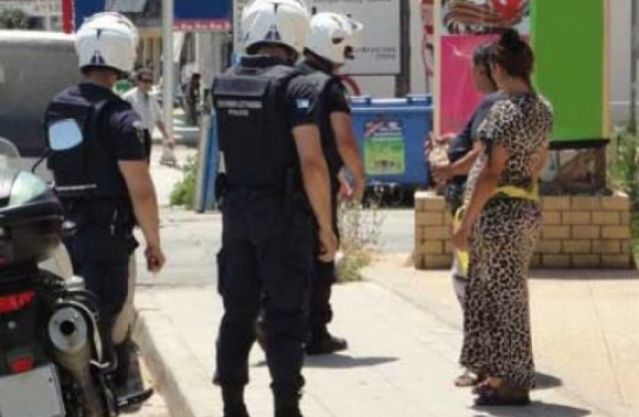 Ούτε που κατάλαβε ο παππούς πως του πήρε τα λεφτά η νεαρή τσιγγάνα