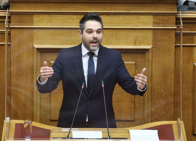 Σαρακιώτης στην πρόταση δυσπιστίας: «Είστε ανίκανοι και το δείχνετε καθημερινά…»