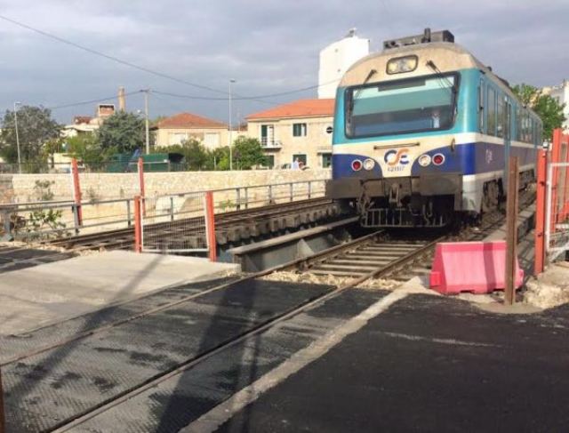Τραίνο παρέσυρε ΙΧ στο Βόλο