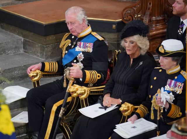 Κηδεία Βασίλισσας Ελισάβετ: Λύγισε ο Βασιλιάς Κάρολος