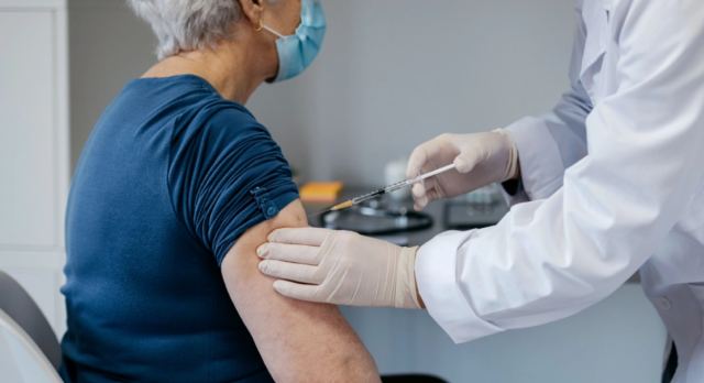 Κορωνοϊός: Σύσταση σε 3 εκατ. πολίτες να κάνουν τα επικαιροποιημένα εμβόλια