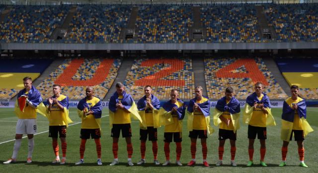 Με μηνύματα κατά του πολέμου ξεκίνησε το ουκρανικό πρωτάθλημα - Τυλιγμένοι με σημαίες της Ουκρανίας οι παίκτες της Σαχτάρ Ντόνετσκ