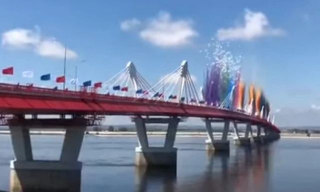 Ρωσία: Εγκαινιάστηκε η πρώτη γέφυρα που τη συνδέει οδικώς με την Κίνα