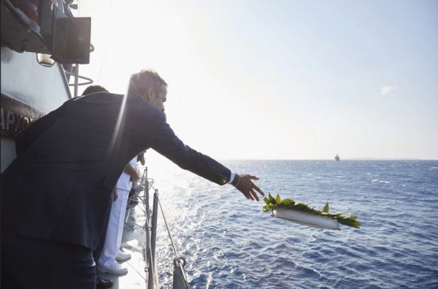 Στην Τήνο ο Κυριάκος Μητσοτάκης - Ρίψη στεφάνου στον υγρό τάφο του αντιτορπιλικού «Έλλη»