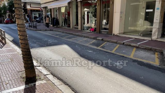 Λαμία: «Έβρεξε» σοβάδες σε κεντρικό δρόμο της πόλης