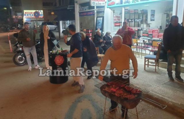 Λαμία: Το παραδοσιακό τσίκνισμα στο δρόμο - Δείτε εικόνες!