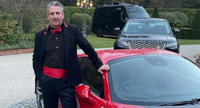 Ο τσιγγάνος που γεννήθηκε σε ένα τροχόσπιτο στην άκρη του δρόμου και πλέον μένει σε μια έπαυλη εκατομμυρίων