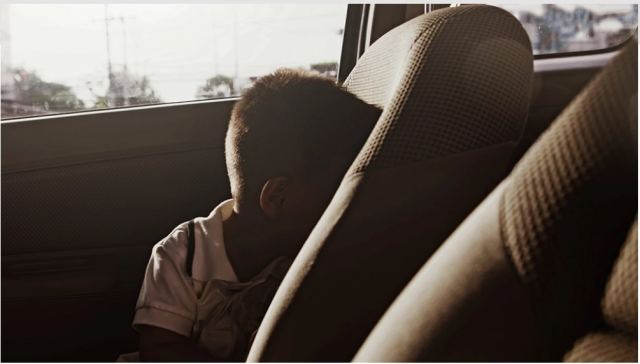 Σέρρες: Κλείδωσαν τα παιδιά τους για 20 λεπτά μέσα στο αυτοκίνητο για να φάνε σουβλάκια