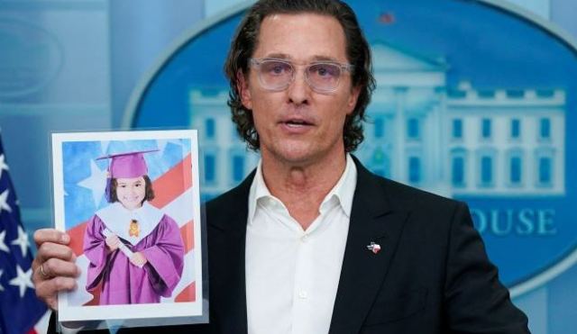 ΗΠΑ: Στον Λευκό Οίκο ο Μάθιου Μακόναχι - Συζήτησε με Μπάιντεν για την οπλοκατοχή