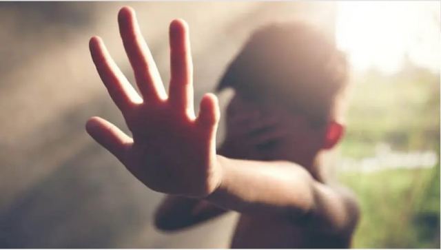 Κρήτη: Ο 14χρονος κατέγραψε σε βίντεο τον βιασμό του από τον 52χρονο σύντροφο της μητέρας του