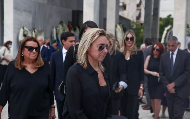 Ζάχος Χατζηφωτίου: Αποχαιρετισμός στον τελευταίο κοσμοπολίτη - Τα στεφάνια, οι παρουσίες και η ελληνική σημαία