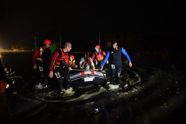 Απεγκλωβίζουν συνεχώς άτομα από την περιοχή του «Νιαβή» (ΦΩΤΟ)