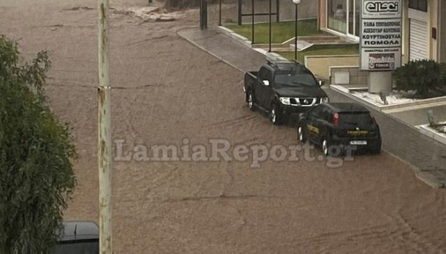 Λαμία: Σπασμένος αγωγός στο Παγκράτι - Το νερό έφτασε στα σπίτια (ΒΙΝΤΕΟ)
