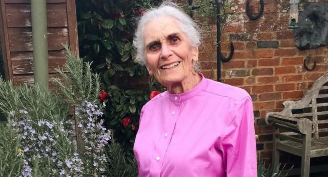 Το γηραιότερο μοντέλο είναι 95 ετών και αποκαλύπτει τα μυστικά της μακροζωίας της: «Nivea, μπρόκολο και ένα ποτήρι σαμπάνια»