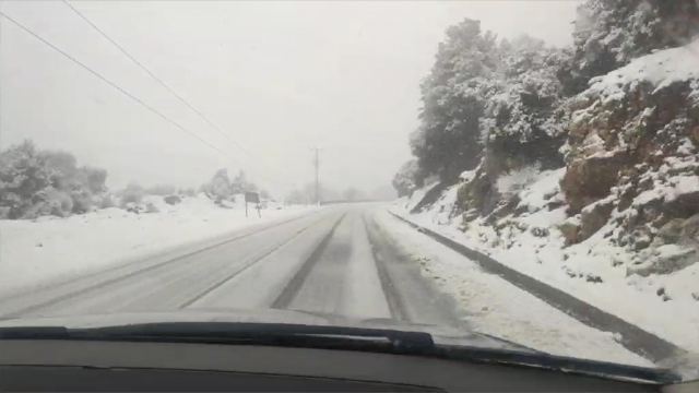 Πυκνή χιονόπτωση στο δρόμο προς Άμφισσα (ΒΙΝΤΕΟ)