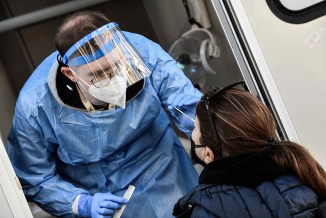 Κορωνοϊός: 21.009 κρούσματα σήμερα - Στους 355 οι διασωληνωμένοι, 51 νέοι θάνατοι