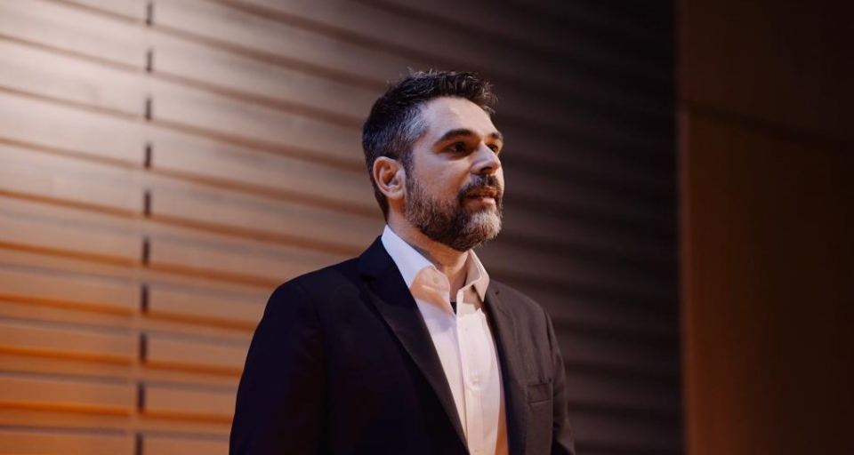 Το προεκλογικό σποτ Σαρακιώτη έχει σίγουρα χαρακτήρα - ΒΙΝΤΕΟ