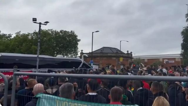 Μάντσεστερ Γιουνάιτεντ – Λίβερπουλ: Συνθήματα... θανάτου για τους Γκλέιζερς, επεισόδια και ρίψη αντικειμένων σε πούλμαν