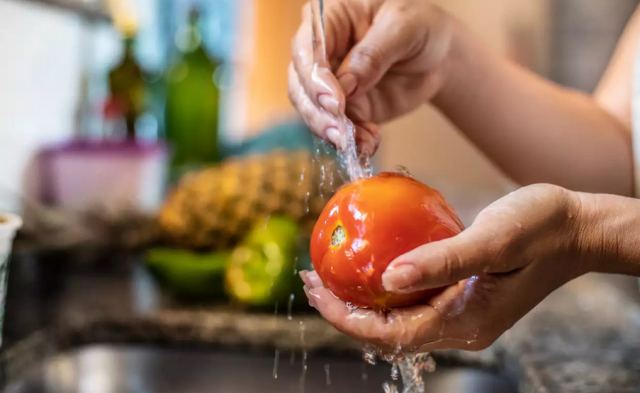 Γιατί δεν πρέπει να ξεφλουδίζετε φρούτα και λαχανικά πριν τα πλύνετε