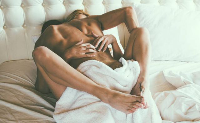 Σάλος με τη μαμά που κάνει σεξ μπροστά στο 5 μηνών παιδί της