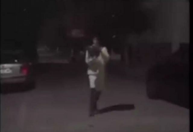 Σοκαριστικές εικόνες στην Κομοτηνή: Νεαρός πετάει στον αέρα γατάκι και το κλωτσάει!