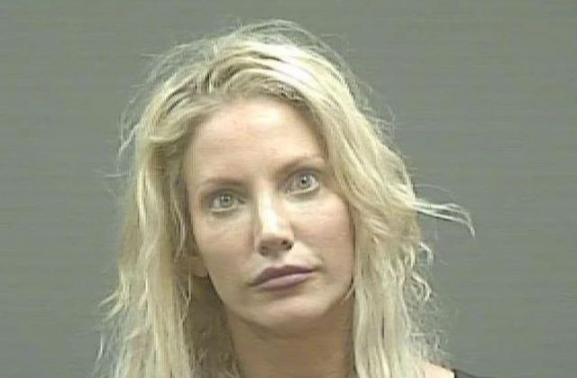 Η φωτογραφία της όμορφης καταζητούμενης προκάλεσε ενθουσιώδη σχόλια