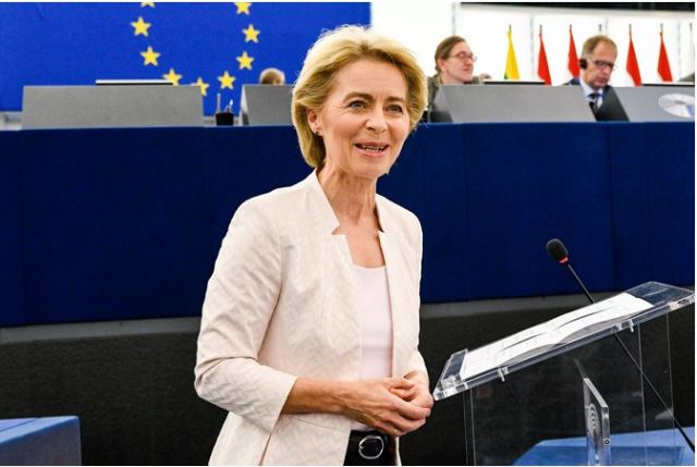 Ούρσουλα φον ντερ Λάιεν: «Βρισκόμαστε στο πλευρό της Ουκρανίας χωρίς “ίσως” και “αλλά”»