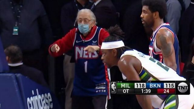 Ηλικιωμένος οπαδός των Νετς αποσυντόνισε τον Γιάννη Αντετοκούνμπο σε εκτέλεση βολών