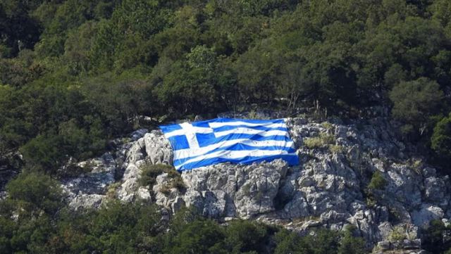 28η Οκτωβρίου: Μαθητές τοποθέτησαν τεράστια ελληνική σημαία σε βράχο του Ταΰγετου