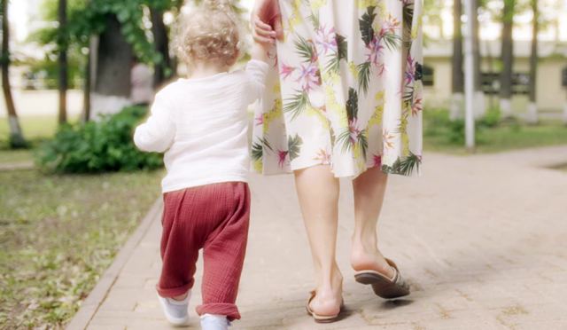 Απίστευτο: Νονά δεν επιστρέφει το βαφτιστήρι στους γονείς του - Λέει ότι το υιοθέτησε