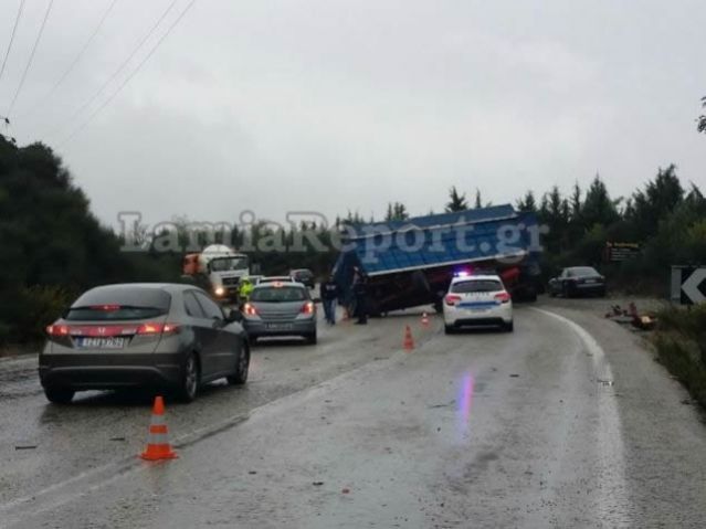 Τροχαίο: Θανατηφόρα μετωπική το πρωί με έναν νεκρό και μια γυναίκα σοβαρά τραυματισμένη