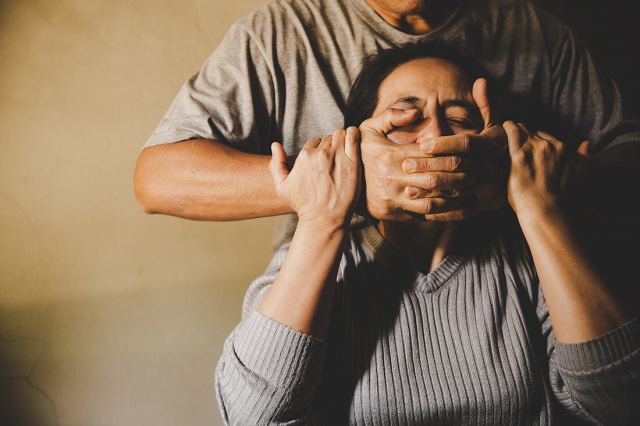 Τι να κάνετε αν υποστείτε σεξουαλική ή σωματική κακοποίηση