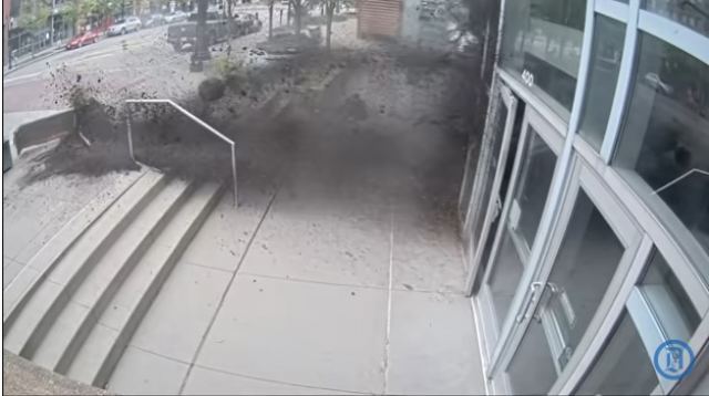 Ένα Tesla μπήκε πετώντας σε ένα κτήριο!