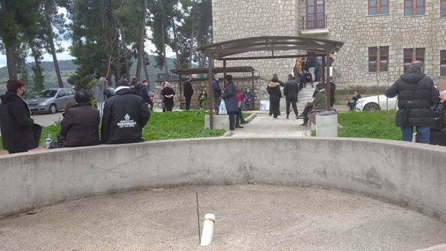 Απαράδεκτη η κατάσταση στο εμβολιαστικό κέντρο του Νοσοκομείου Λαμίας