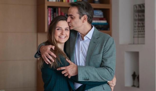 Ο Κυριάκος Μητσοτάκης εύχεται «Χρόνια Πολλά» στην κόρη του με ένα φιλί: «Γέμισες τη ζωή μας με φως»